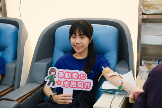 Student volunteers took part in voluntary blood donation, demonstrating the significance of this act through their actions.